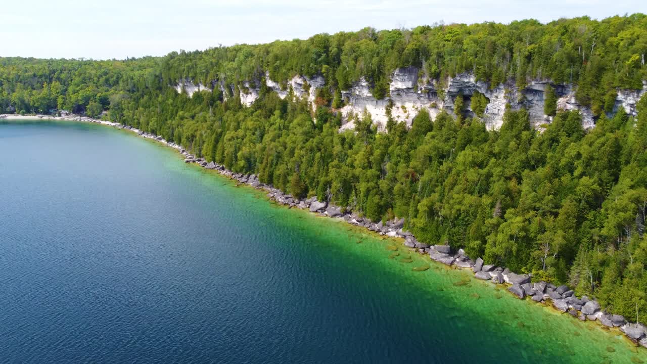 캐나다 온타리오 주 조지아 만 에 있는 훌륭 한 환경 보존 지역 을 정면 으로 여행 하는 것