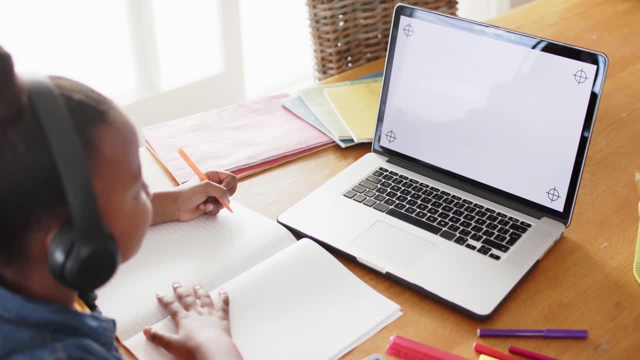 온라인 수업, 느린 동작을 위해 복사 공간이 있는 노트북을 사용하는 변형되지 않은 아프리카계 미국인 소녀