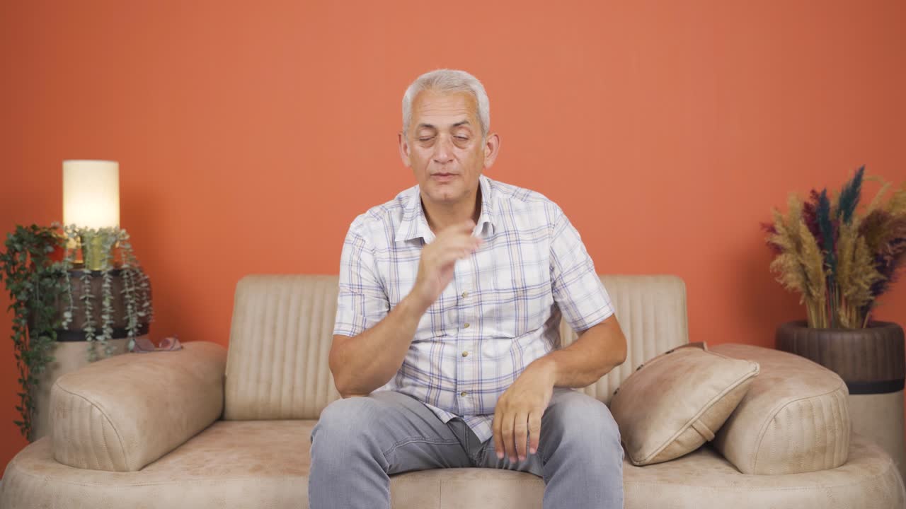 Uomo stanco e assonnato