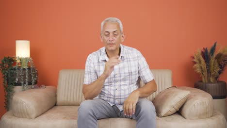 hombre cansado y somnoliento.