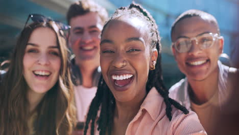 universidad, cara y selfie de amigos con sonrisa