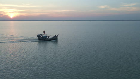 imágenes aéreas cinematográficas de bangladesh puesta de sol en el río y barco en movimiento de drones