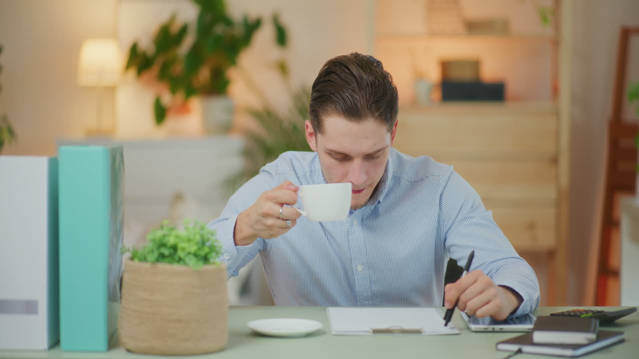 기업가가 재무 보고서를 작성합니다.