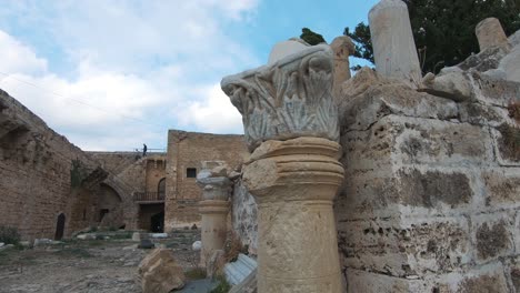 Columnas-Antiguas-Y-Ruedas-De-Piedra-De-Molino-Volcánico-Al-Azar-En-El-Castillo-De-Kyrenia-En-Chipre---Gran-Detalle-Tiro-Grúa-Arriba