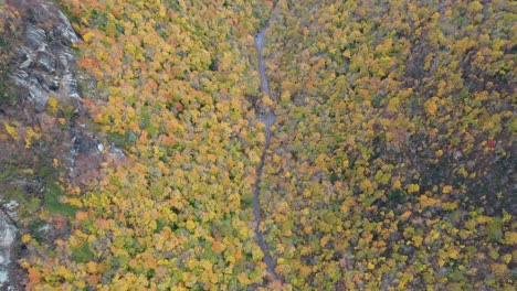 Birdseye-Luftaufnahme-Der-Straße-In-Smuggler&#39;s-Notch-Mountain-Pass,-Vermont,-USA-Am-Herbsttag,-Drohnenaufnahme-Nach-Oben-Kippen