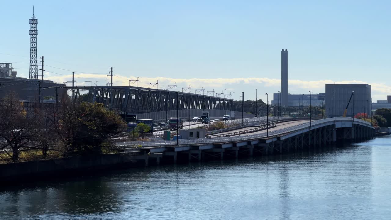 일본 도쿄에 있는 강을 가로지르는 다리, 은 하늘과 도시 주변