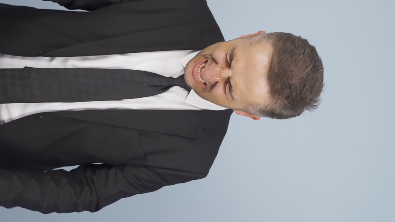 video vertical de un hombre de negocios enojado. el hombre de negocios cuestiona su fracaso.