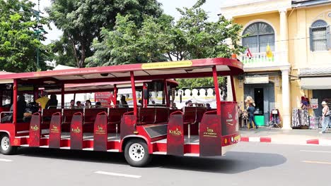 autobús rojo pasando por una calle ocupada