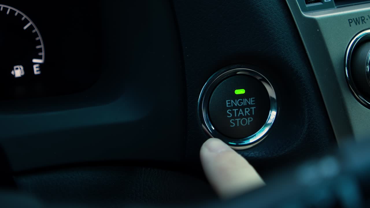 Un dito preme il pulsante per avviare il motore dell'auto