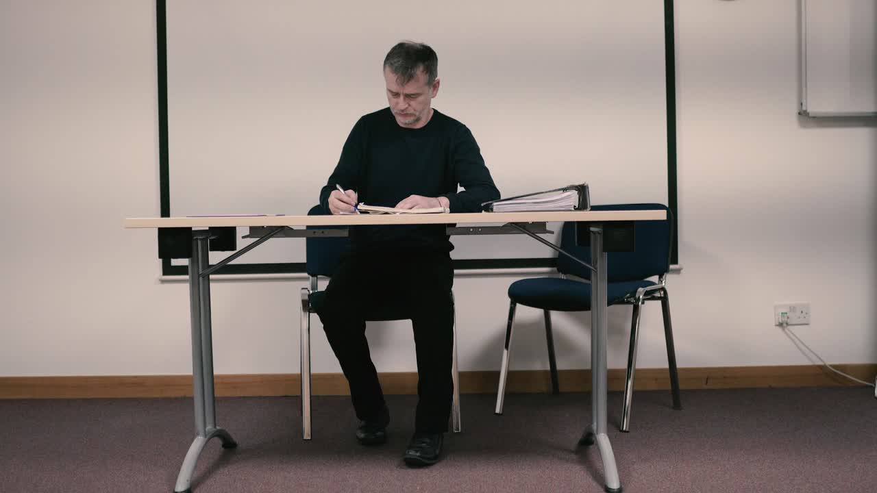 선생님이 수업 보고서를 채점하다