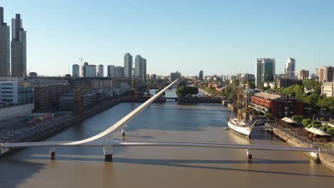 Die-Berühmte-Frauenbrücke-Puente-De-La-Mujer-In-Puerto-Madero,-Buenos-Aires,-Eingerahmt-Von-Eleganten-Hochhäusern