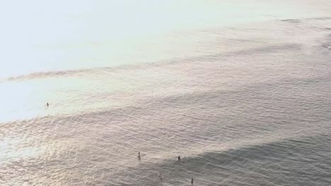 surfistas aéreos de drones rebotando en las olas puesta de sol hawaii