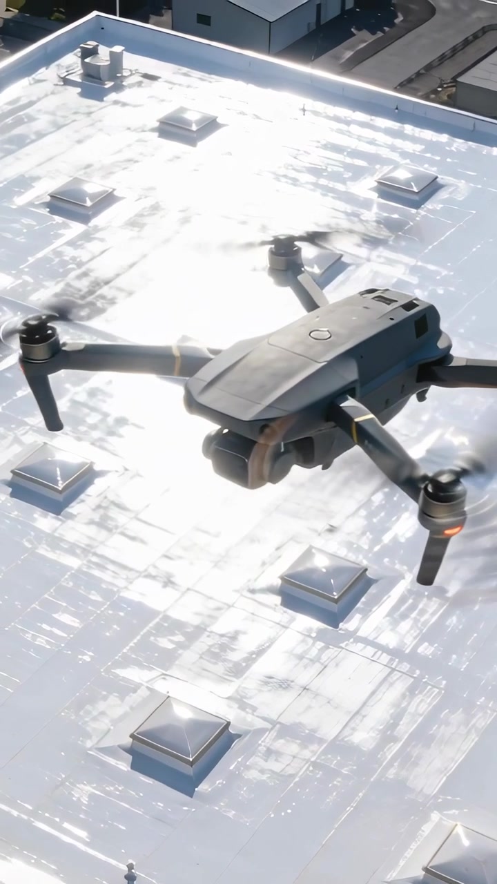 Pystysuuntainen video: Leijuva kompakti drone vastaa lentäjän käskyyn katolla, gimbaalikamera tarkkailee.