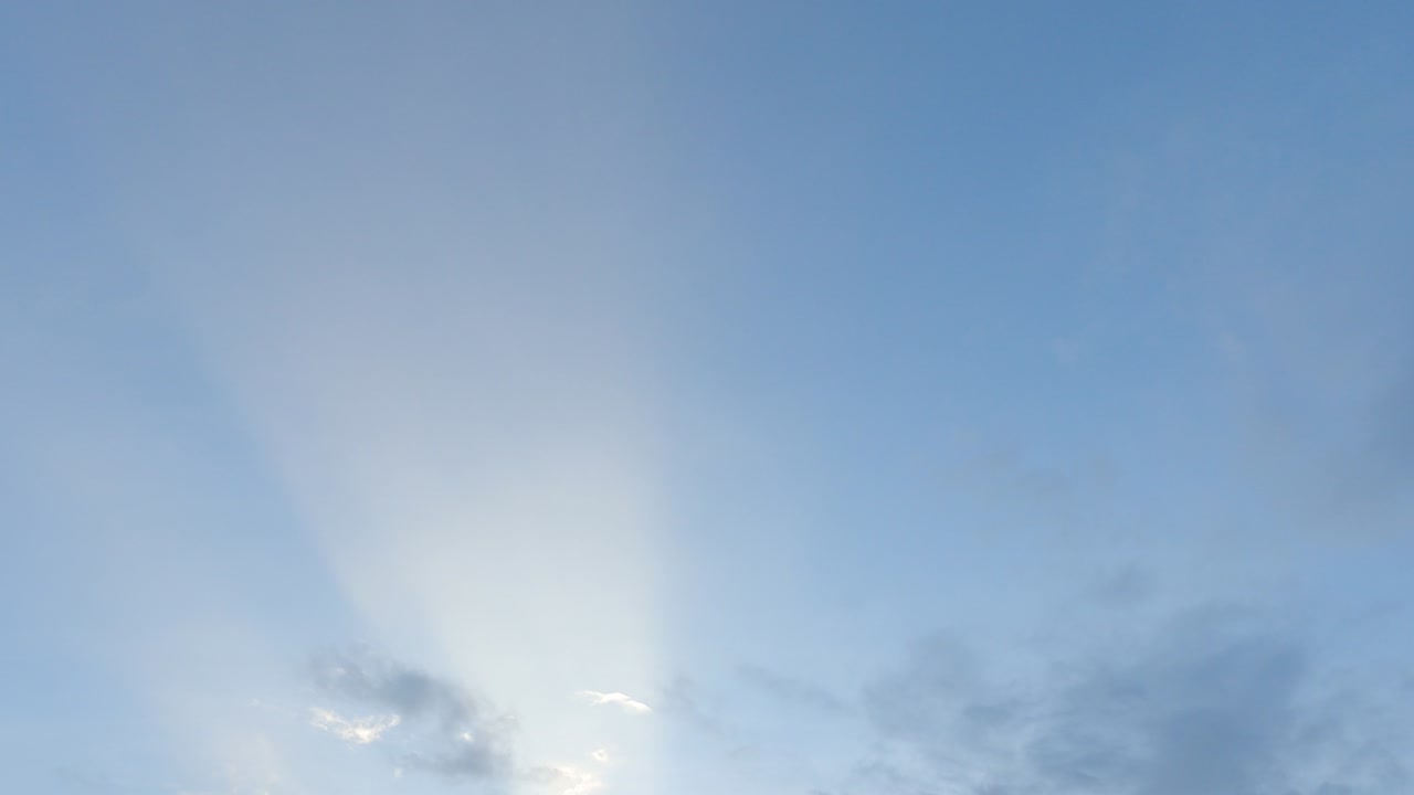 은빛의 빛과 빛의 반이는 어두운 회색 구름을 통해 빛납니다.