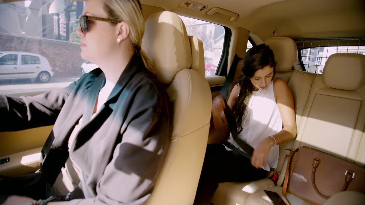 벨트를 매고 가만히 앉아!