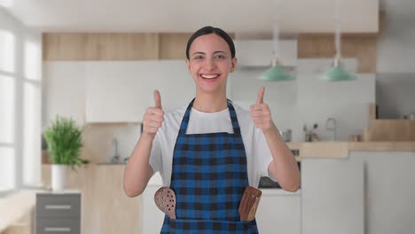 ama de casa india feliz mostrando los pulgares hacia arriba