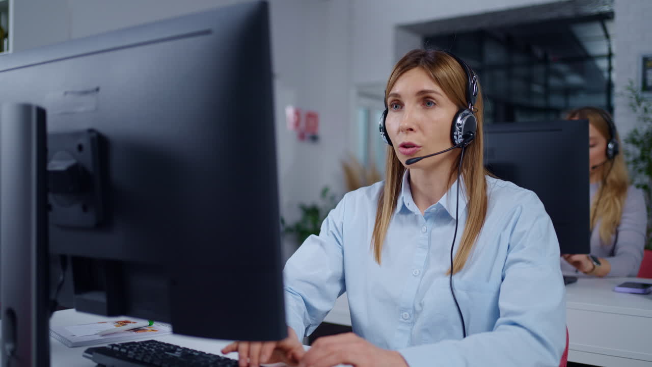 representante de servicio al cliente en acción