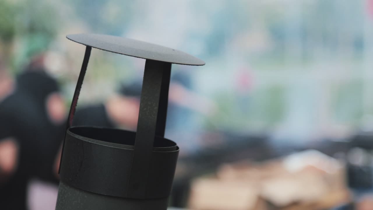 바베큐 굴뚝이 야외 축제에서 천천히 담배를 피우고 있습니다.