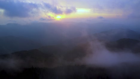 Empuje-Aéreo-Hacia-La-Puesta-De-Sol-En-Las-Montañas-Blue-Ridge-Y-La-Cordillera-De-Los-Apalaches