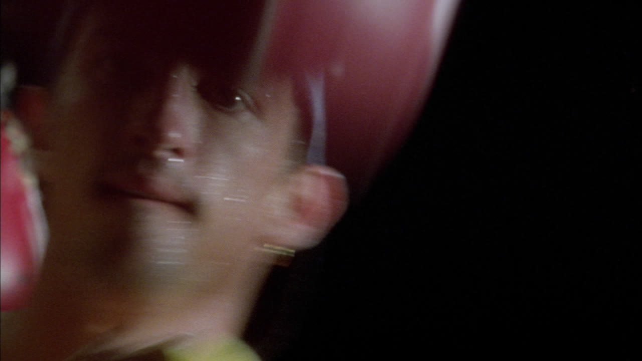 男はスピード バッグでワークアウトします。