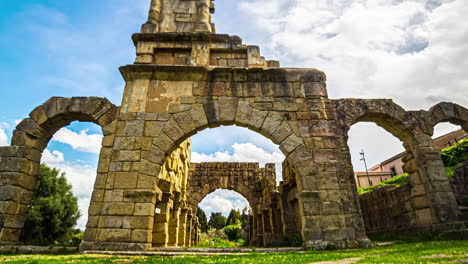 Timelapse-De-Las-Antiguas-Ruinas-Del-Hermoso-Teatro-Griego-Tindari-En-Tindari,-Sicilia-Con-Nubes-En-Movimiento-Y-La-Arquitectura-Antigua-En-Un-Día-Cálido-Durante-Un-Viaje-De-Aventuras