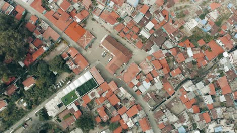 casco antiguo maya en santa catarina palopo en el lago atitlán guatemala - toma aérea