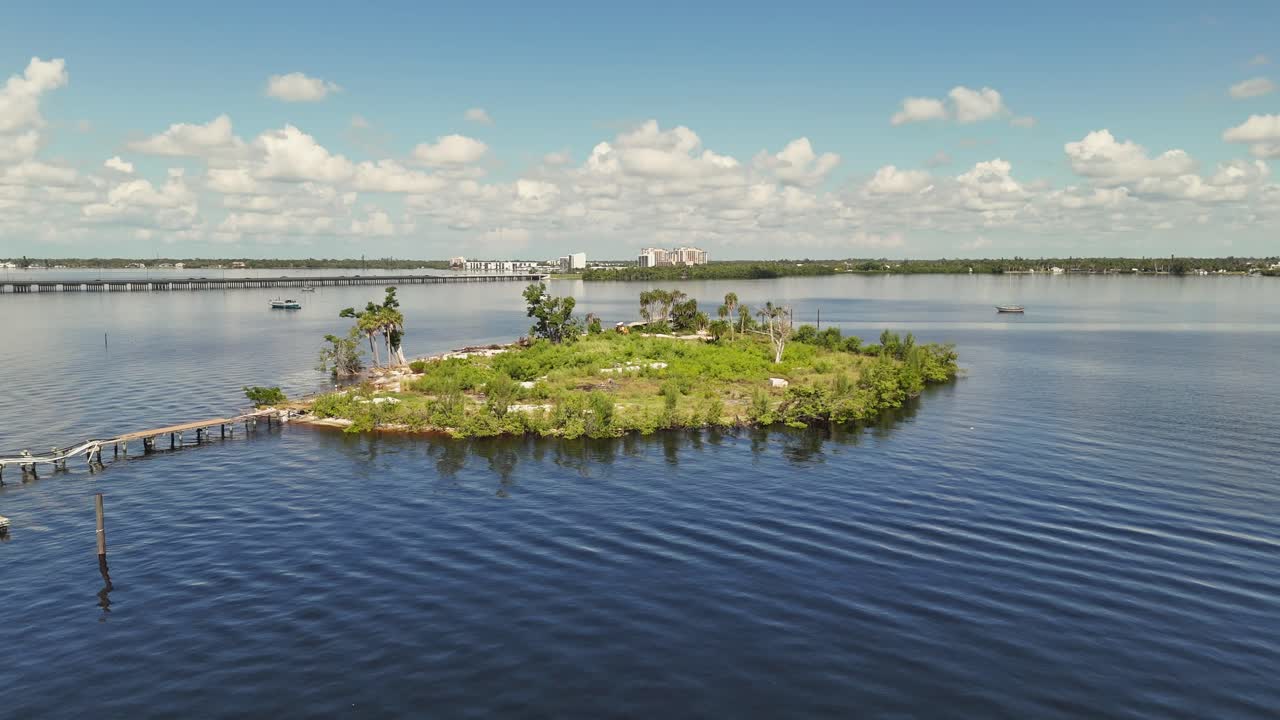 시내 근처 에 있는 작은 섬 의 항공 관점 ft