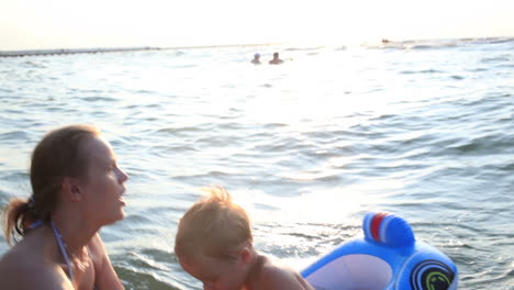 Madre-Bañándose-En-La-Playa-Con-Su-Hijo-Pequeño