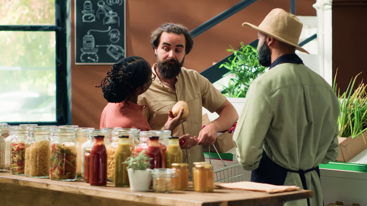 el comerciante asiste a los clientes en la tienda
