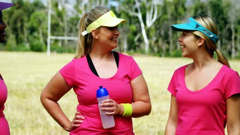 grupo de mujeres interactuando entre sí en el campamento de entrenamiento
