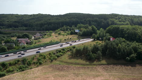 Tráfico-De-Carreteras-En-Europa,-Vista-De-Pájaro-En-Un-Día-Soleado