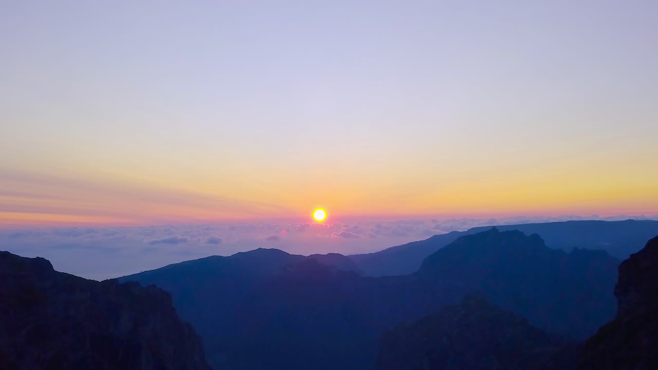 tramonto mozzafiato sopra le nuvole a pico do arieiro, isola di madeira, portogallo