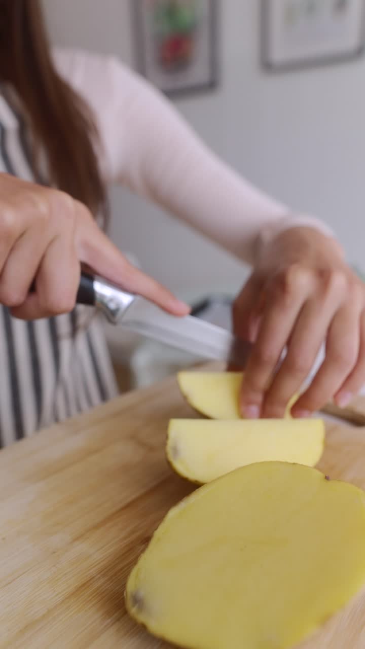 mujer preparando patatas