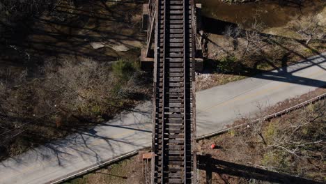 disparo aéreo de arriba hacia abajo moviéndose hacia adelante a lo largo del papa lick caballete de ferrocarril en louisville kentucky durante el invierno