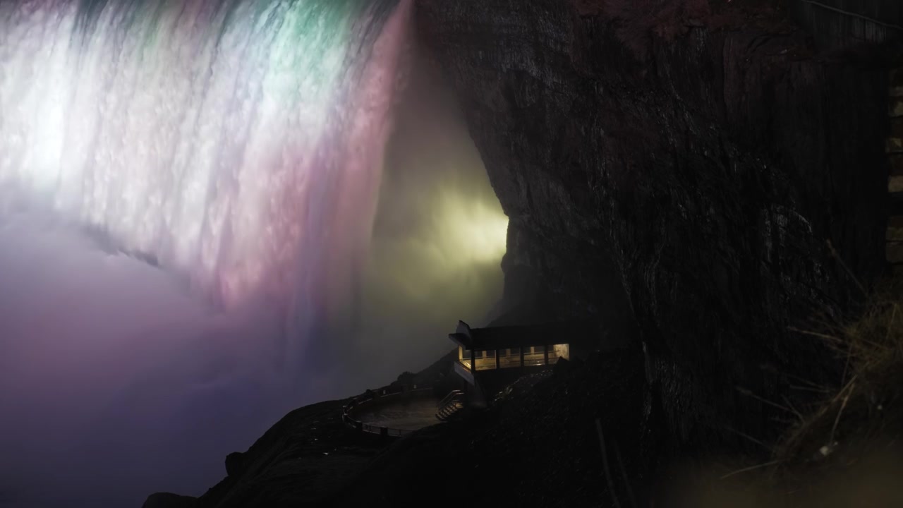 Niagarafallen Journey Behind the Falls upplyst i lila på natten.