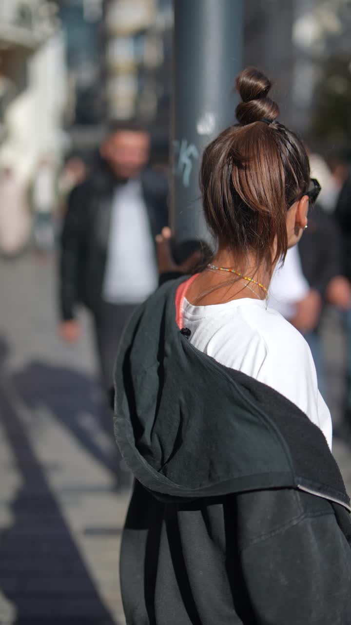 mujer caminando por la ciudad
