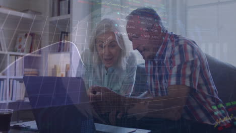 animación del procesamiento de datos financieros sobre una pareja caucásica anciana usando una computadora portátil