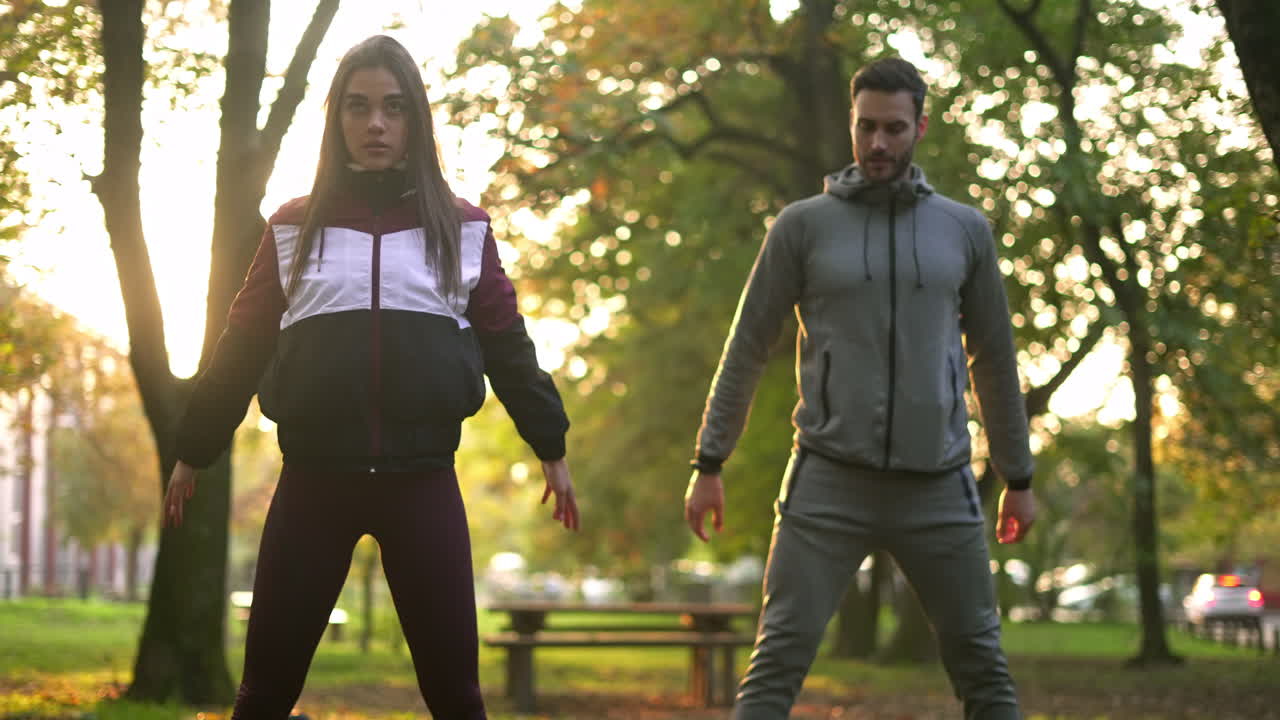 pareja haciendo ejercicio en el parque