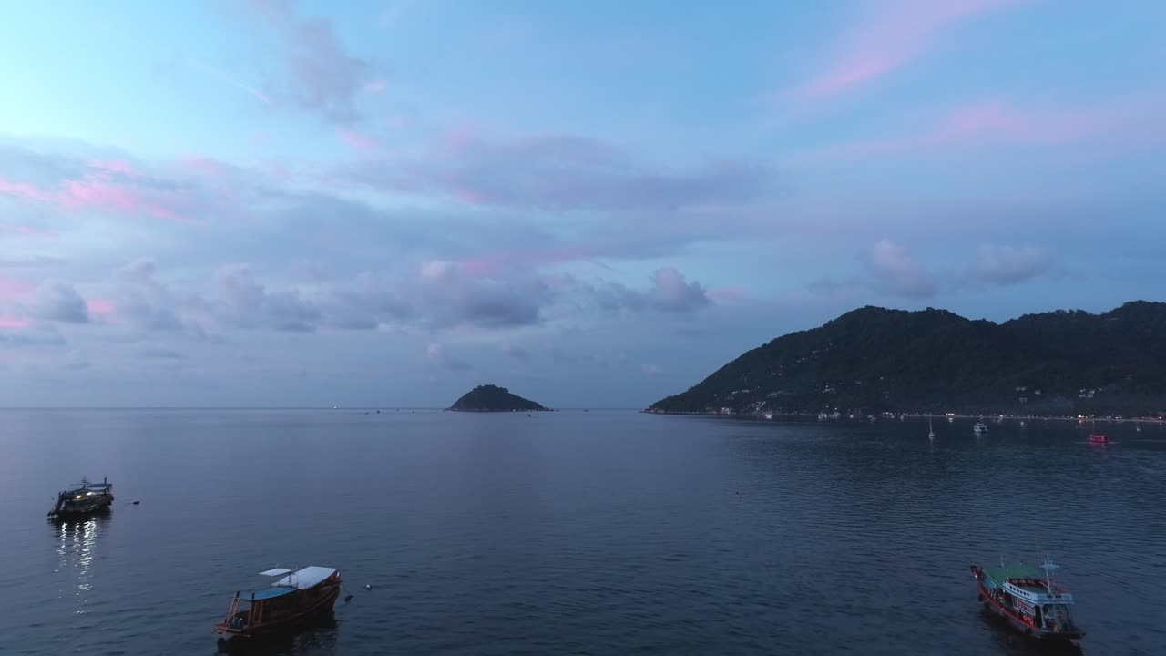 보트와 함께 열대 섬 위의 아름다운 일몰