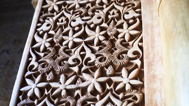 Primo piano dell'incredibile dettaglio del motivo a mosaico scolpito su una colonna in stile arabo-hindu