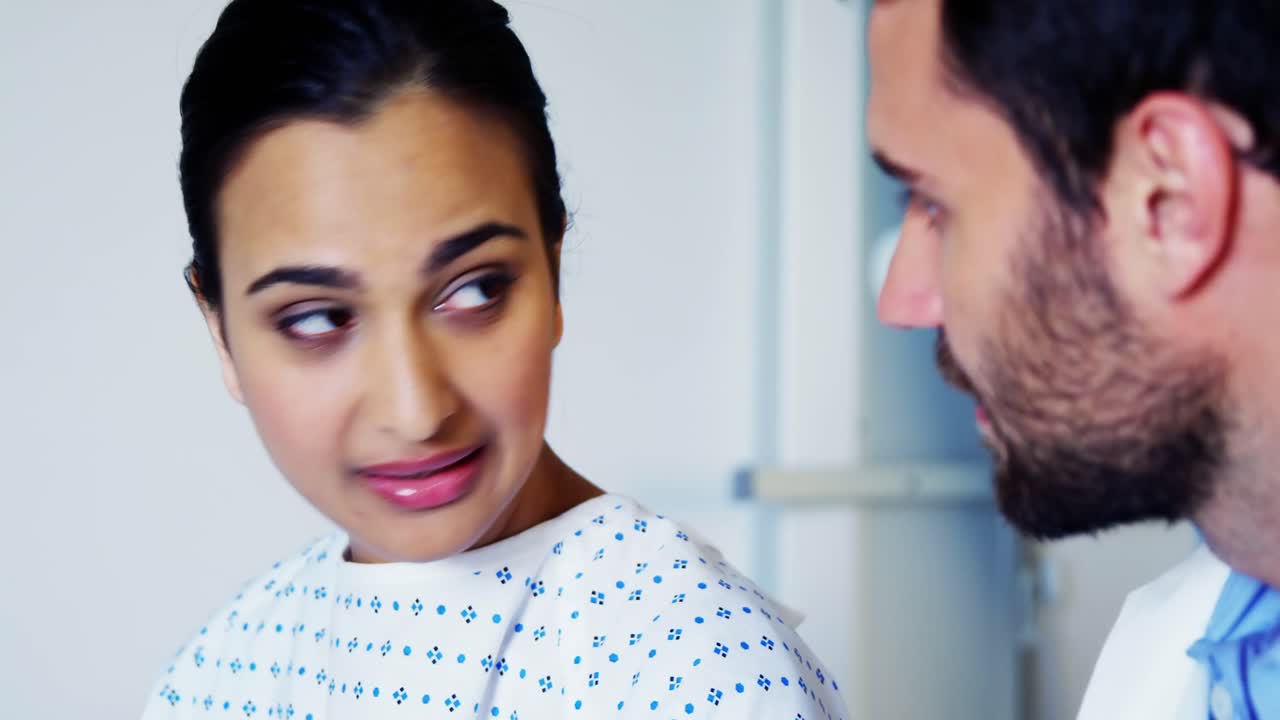 médico examinando el oído de los pacientes con otoscopio