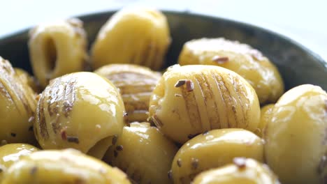 primer plano de las aceitunas en conserva