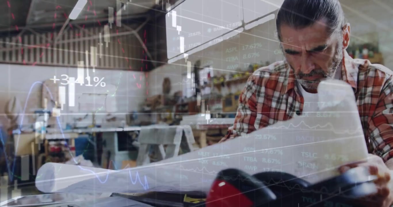 Architetto che esamina planimetrie in studio con sovrapposizione di dati finanziari digitali