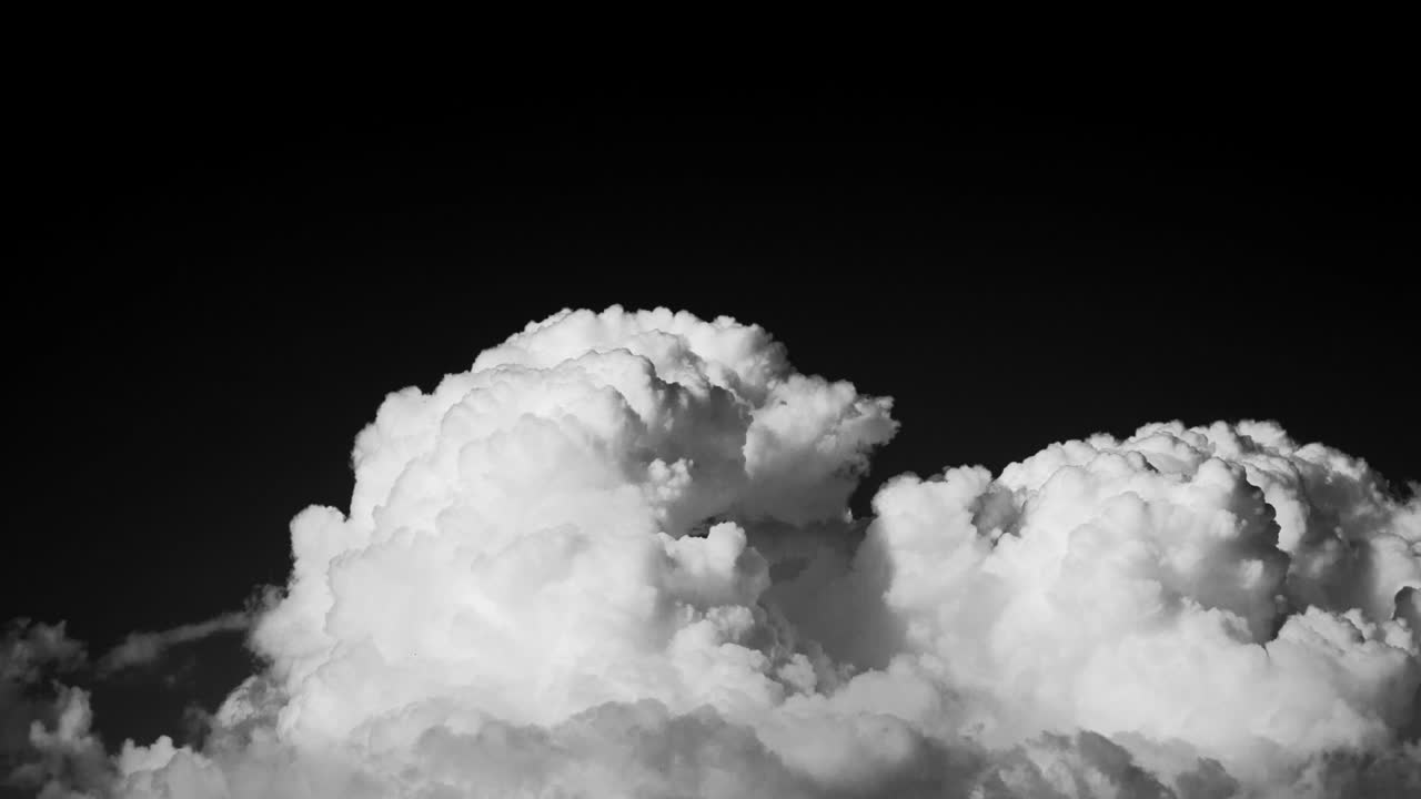 검은 하늘 배경의 타임스 영상에 구름 같은  연기가 있습니다.