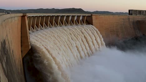 aliviadero desbordante en la pared del embalse 4k 30fps