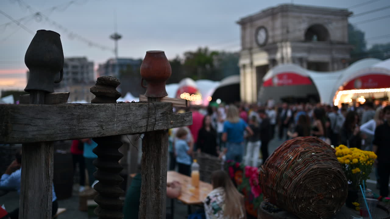 Chisinau, Moldavia - 5 ottobre 2022: persone che camminano per le strade del centro città durante la Giornata nazionale del vino