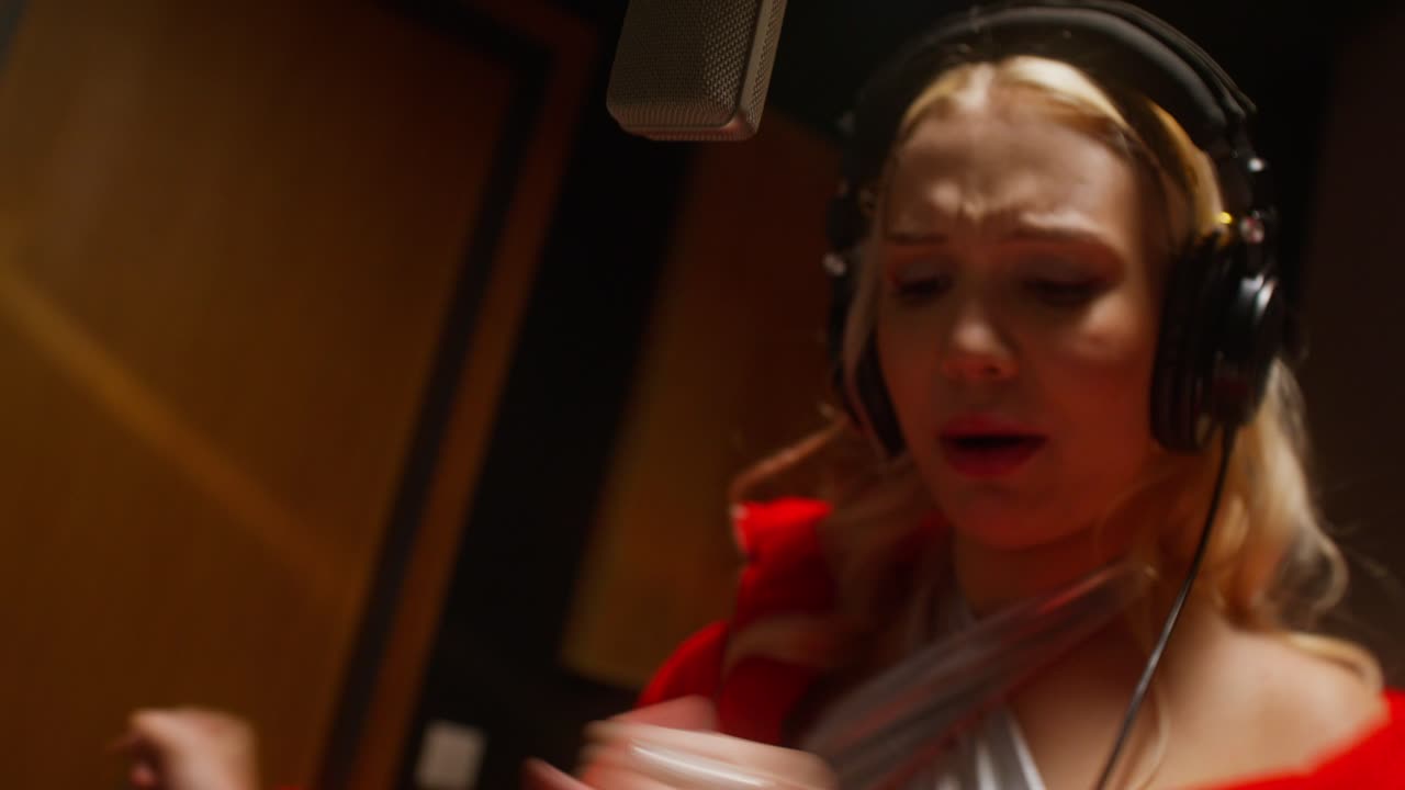 녹음 스튜디오 에서 노래 하는 여자