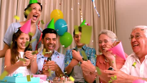 familia de tres generaciones celebrando un cumpleaños en el interior