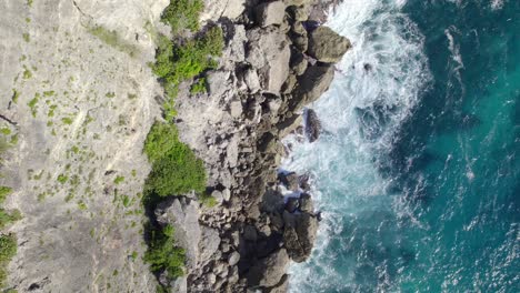 Vista-Superior-De-Los-Imponentes-Acantilados-En-La-Costa-De-Porte-D&#39;enfer,-Guadalupe,-Francia