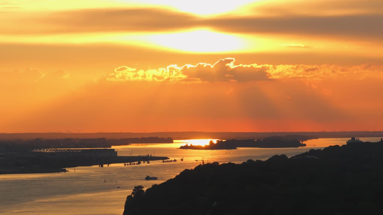 Hamburg Hafen Elbe Sunset golden hour golden sun and light rays